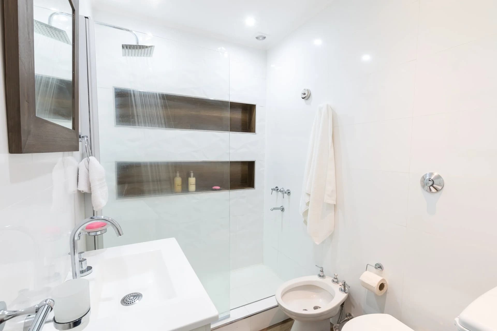 12 modele bai apartament si idei de amenajare a unei băi mici de bloc