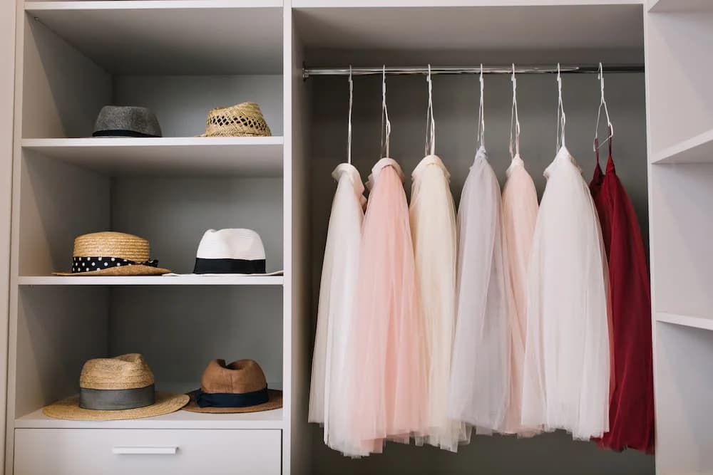 Cameră de dressing mică – cum optimizăm spațiul