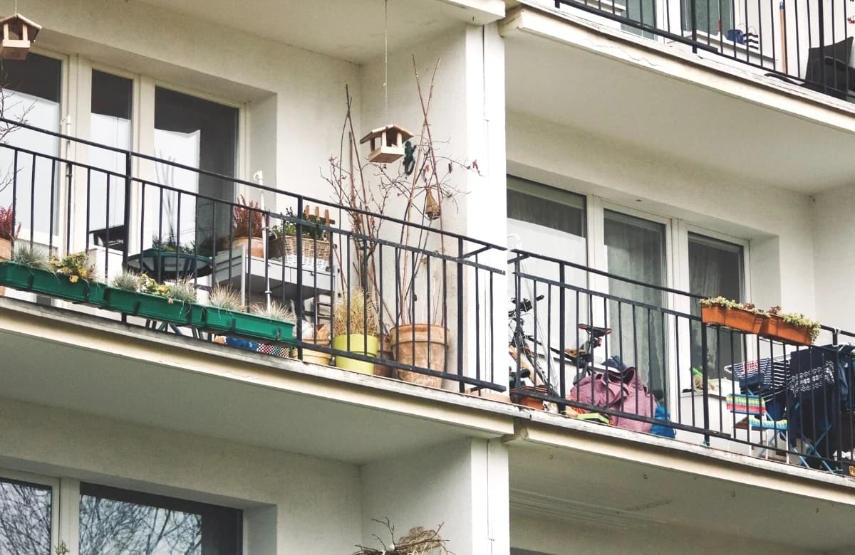 Apartament într-un bloc vechi? Află ce sistem de închidere balcon este mai potrivit