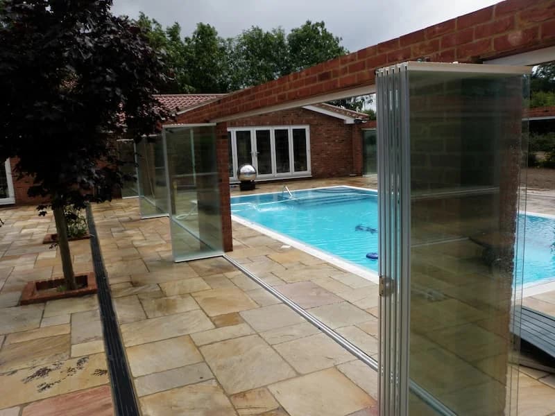 Piscină acoperită și dotată cu geamuri glisante. Sursa: sightlinedoors.co.uk