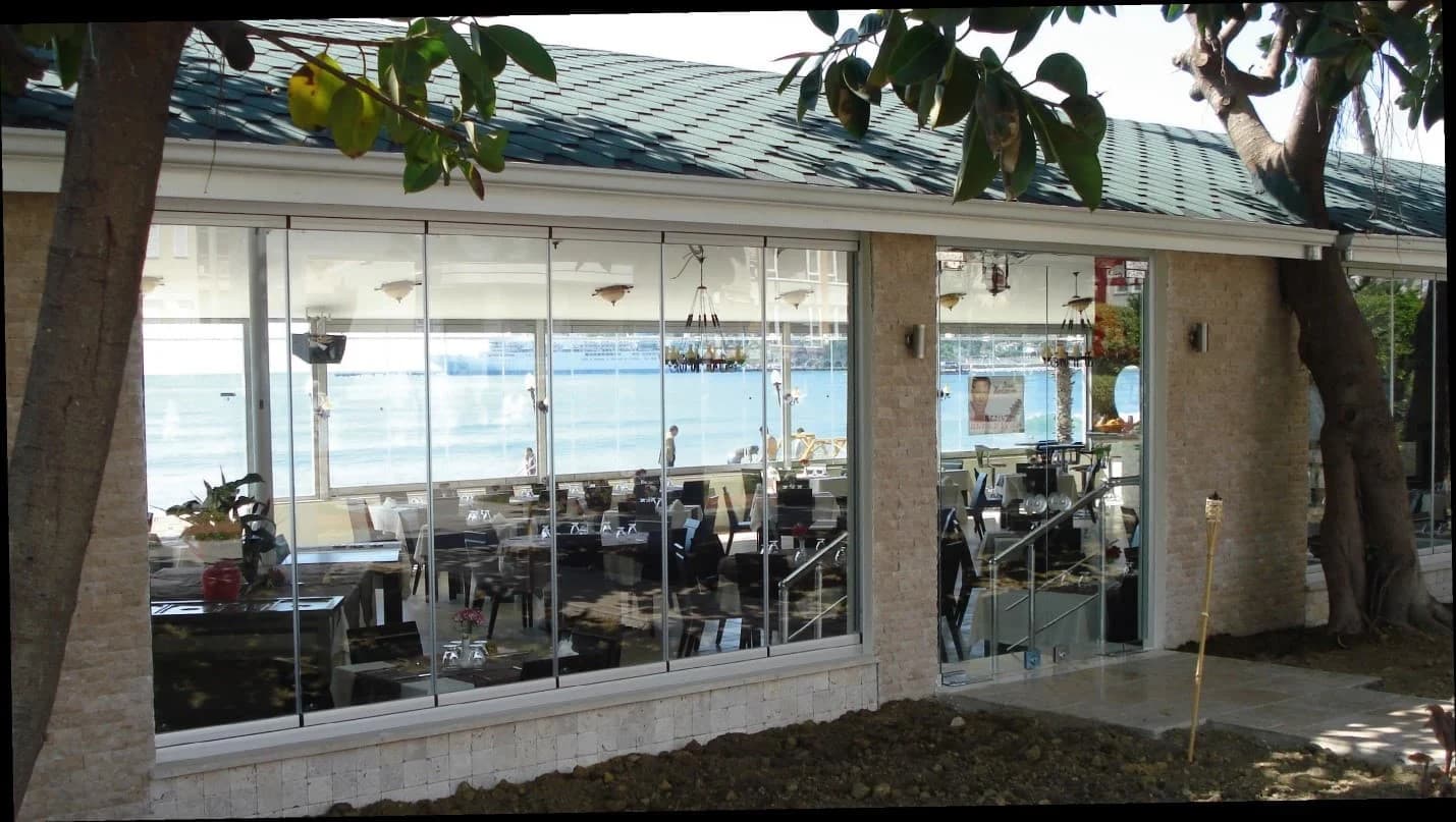 De ce terasele multisezoniere sunt elemente cheie pentru restaurante intime și confortabile?